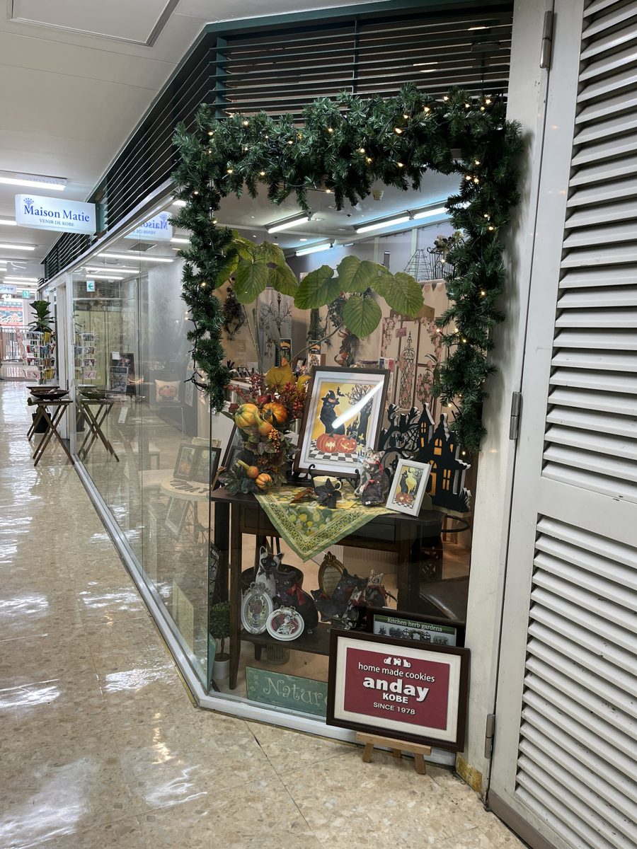 GEMビルの中の通路沿いにある雑貨のお店 Maison Matie のショーウインドウ
